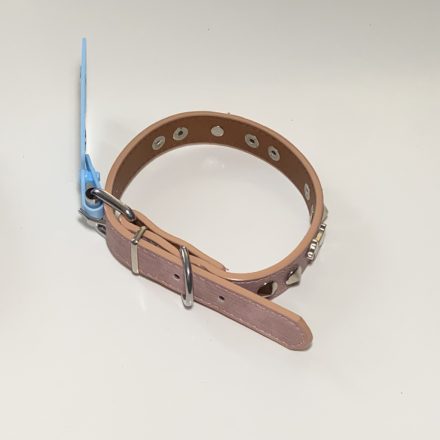 Műbőr nyakörv - kutyákkal és szegecsekkel - 2cm x 30-42cm - rózsaszín 
