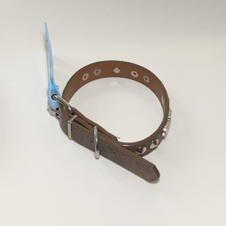 Műbőr nyakörv - kutyákkal és szegecsekkel - 2cm x 30-42cm - barna
