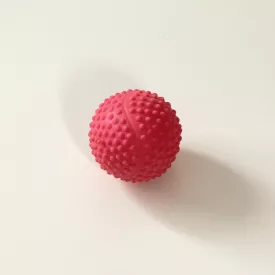 Gumilabda, apró tüskékkel - 8cm - piros