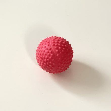Gumilabda, apró tüskékkel - 8cm - piros